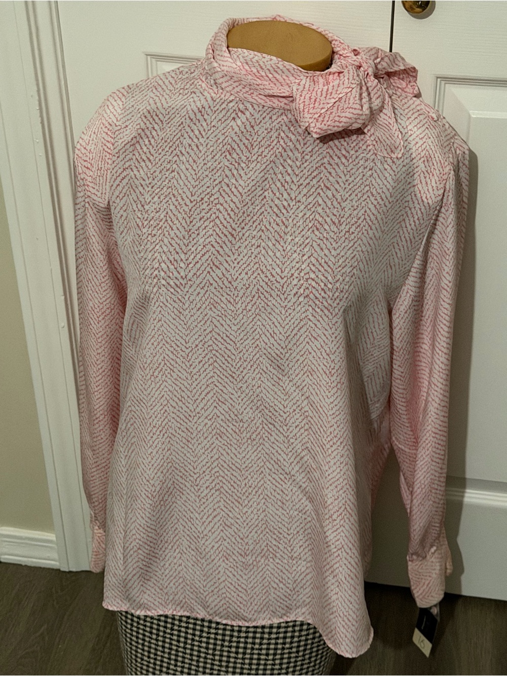 Nwt vintage Women’s Pink Tie-Neck Blouse size 16